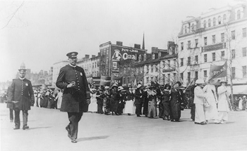 Women marching in Washington to demand the right to vote