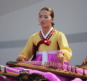 SHANGHAI - AUG 5: Korean Julsori Chorus perform on stage at Shanghai World Expo 2010 on August 5, 2010 in Shanghai, China